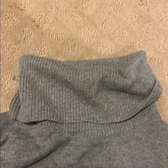 Cropped gray turtleneck - Picture 2 of 4